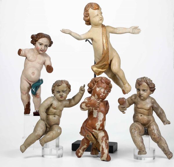 Cinque putti diversi in legno scolpito. Varie epoche e manifatture  - Asta Scultura - Associazione Nazionale - Case d'Asta italiane