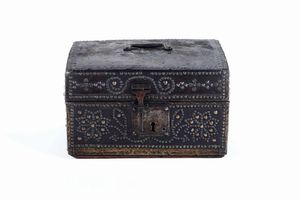 Cofanetto rivestito in pelle decorato da inserti in metallo. XVII secolo  - Asta Scultura - Associazione Nazionale - Case d'Asta italiane