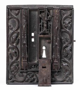 Antica serratura in ferro cesellato a motivi vegetali  - Asta Scultura - Associazione Nazionale - Case d'Asta italiane