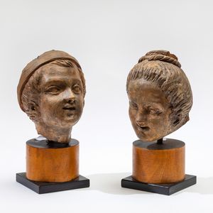 Testa di fanciullo e di fanciulla in terracotta su base in legno. Plasticatore del XIX-XX secolo  - Asta Scultura - Associazione Nazionale - Case d'Asta italiane