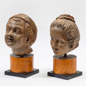 Testa di fanciullo e di fanciulla in terracotta su base in legno. Plasticatore del XIX-XX secolo  - Asta Scultura - Associazione Nazionale - Case d'Asta italiane