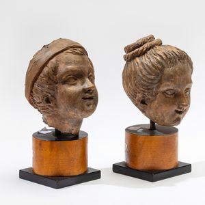 Testa di fanciullo e di fanciulla in terracotta su base in legno. Plasticatore del XIX-XX secolo  - Asta Scultura - Associazione Nazionale - Case d'Asta italiane