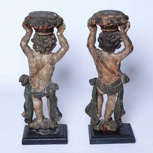 Coppia di putti in legno scolpito e dipinto. Arte barocca del XVII secolo  - Asta Scultura - Associazione Nazionale - Case d'Asta italiane