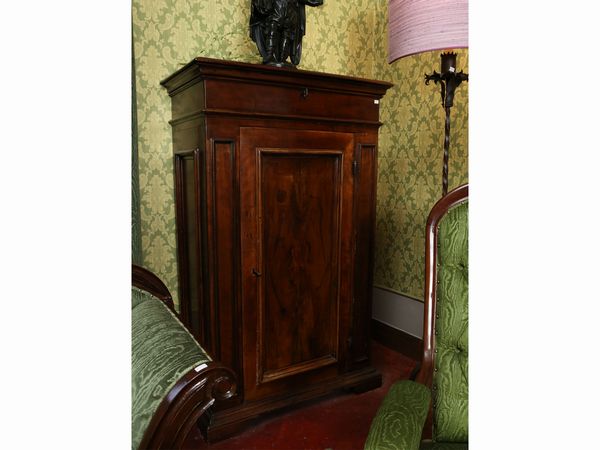 Stipo in noce  - Asta Arredi e dipinti da un antico palazzo marchigiano - Associazione Nazionale - Case d'Asta italiane