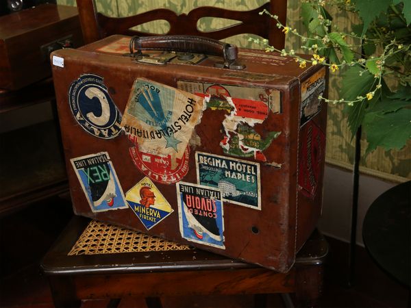 Piccola valigia da viaggio in pelle  - Asta Arredi e dipinti da un antico palazzo marchigiano - Associazione Nazionale - Case d'Asta italiane