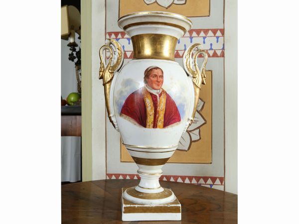 Grande vaso ad anfora in porcellana  - Asta Arredi e dipinti da un antico palazzo marchigiano - Associazione Nazionale - Case d'Asta italiane