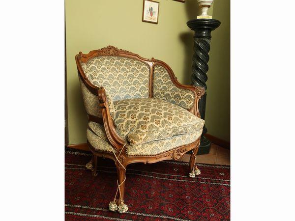 Coppia di poltroncine a pozzetto in noce  - Asta Arredi e dipinti da un antico palazzo marchigiano - Associazione Nazionale - Case d'Asta italiane