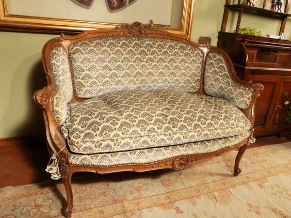 Divanetto a pozzetto in noce  - Asta Arredi e dipinti da un antico palazzo marchigiano - Associazione Nazionale - Case d'Asta italiane