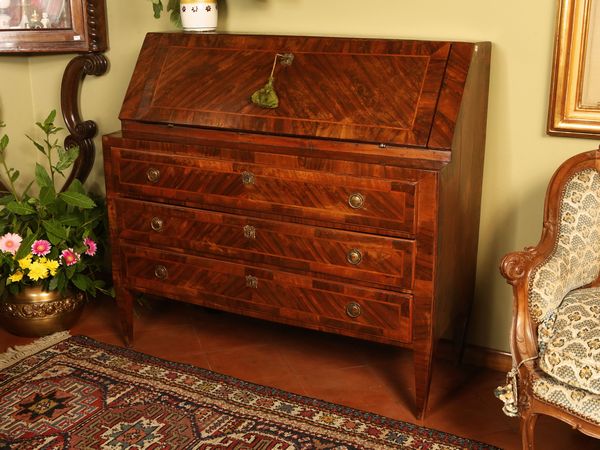 Piccolo cassettone a ribalta impiallacciato in noce e piuma di noce  - Asta Arredi e dipinti da un antico palazzo marchigiano - Associazione Nazionale - Case d'Asta italiane