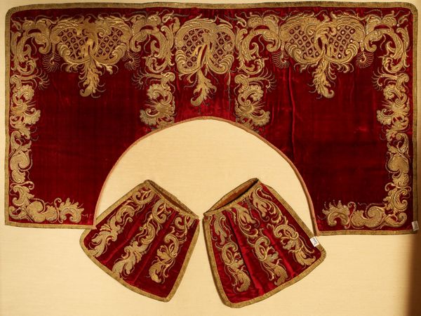 Set da parata per destriero in velluto di seta rosso rubino  - Asta Arredi e dipinti da un antico palazzo marchigiano - Associazione Nazionale - Case d'Asta italiane