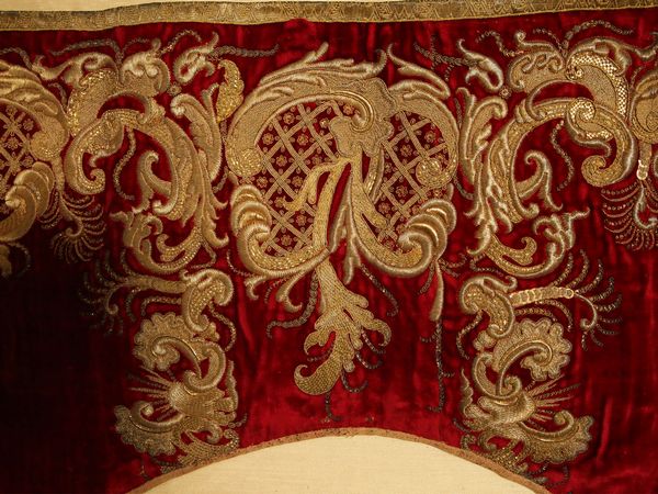 Set da parata per destriero in velluto di seta rosso rubino  - Asta Arredi e dipinti da un antico palazzo marchigiano - Associazione Nazionale - Case d'Asta italiane