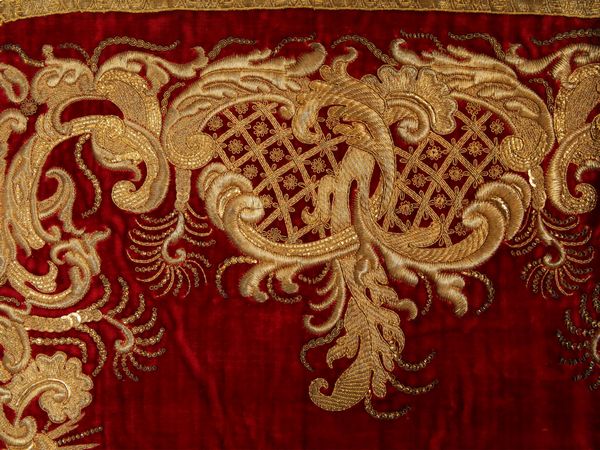 Set da parata per destriero in velluto di seta rosso rubino  - Asta Arredi e dipinti da un antico palazzo marchigiano - Associazione Nazionale - Case d'Asta italiane