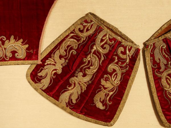 Set da parata per destriero in velluto di seta rosso rubino  - Asta Arredi e dipinti da un antico palazzo marchigiano - Associazione Nazionale - Case d'Asta italiane