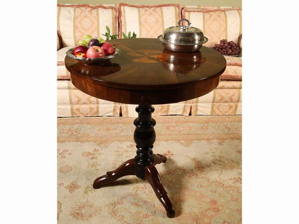 Tavolino da centro impiallacciato in piuma di noce  - Asta Arredi e dipinti da un antico palazzo marchigiano - Associazione Nazionale - Case d'Asta italiane