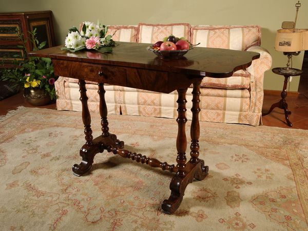 Tavolino a bandelle impiallacciato in noce e radica di noce  - Asta Arredi e dipinti da un antico palazzo marchigiano - Associazione Nazionale - Case d'Asta italiane