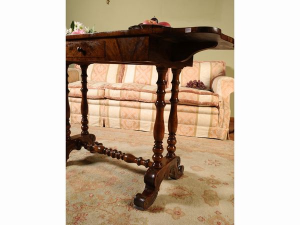 Tavolino a bandelle impiallacciato in noce e radica di noce  - Asta Arredi e dipinti da un antico palazzo marchigiano - Associazione Nazionale - Case d'Asta italiane