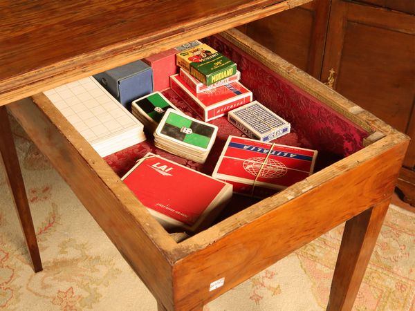Tavolino da gioco impiallacciato in ciliegio  - Asta Arredi e dipinti da un antico palazzo marchigiano - Associazione Nazionale - Case d'Asta italiane