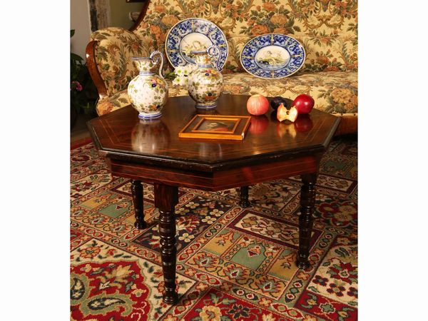 Tavolino basso da centro impiallacciato in palissandro  - Asta Arredi e dipinti da un antico palazzo marchigiano - Associazione Nazionale - Case d'Asta italiane