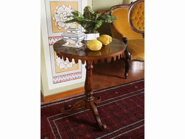 Tavolino da appoggio in noce e piuma di noce  - Asta Arredi e dipinti da un antico palazzo marchigiano - Associazione Nazionale - Case d'Asta italiane