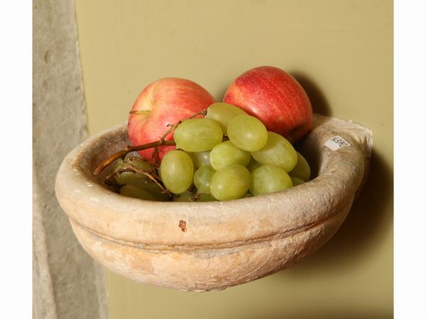 Piccola acquasantiera in marmo bianco  - Asta Arredi e dipinti da un antico palazzo marchigiano - Associazione Nazionale - Case d'Asta italiane