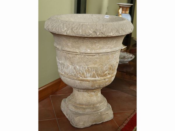 Vaso in pietra serena  - Asta Arredi e dipinti da un antico palazzo marchigiano - Associazione Nazionale - Case d'Asta italiane