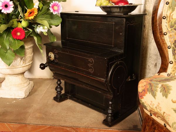 Organetto a manovella in legno ebanizzato  - Asta Arredi e dipinti da un antico palazzo marchigiano - Associazione Nazionale - Case d'Asta italiane