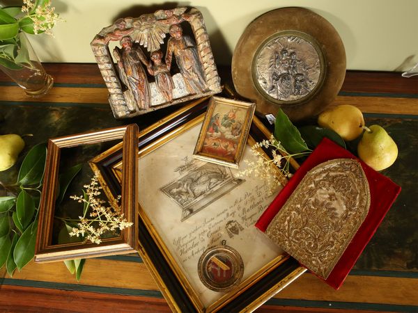 Lotto di curiosit� devozionali  - Asta Arredi e dipinti da un antico palazzo marchigiano - Associazione Nazionale - Case d'Asta italiane