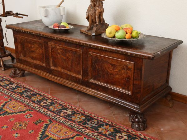 Cassapanca in noce e radica di noce  - Asta Arredi e dipinti da un antico palazzo marchigiano - Associazione Nazionale - Case d'Asta italiane