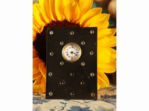 Due piccoli orologi da tavolo  - Asta Arredi e dipinti da un antico palazzo marchigiano - Associazione Nazionale - Case d'Asta italiane