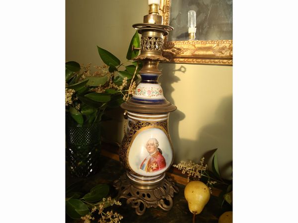 Lume ad olio in porcellana e metallo dorato  - Asta Arredi e dipinti da un antico palazzo marchigiano - Associazione Nazionale - Case d'Asta italiane