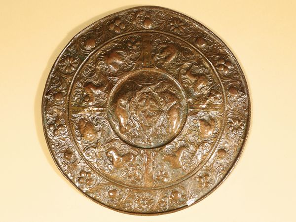 Scudo da parata in tole sbalzata  - Asta Arredi e dipinti da un antico palazzo marchigiano - Associazione Nazionale - Case d'Asta italiane