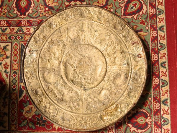 Scudo da parata in tole sbalzata  - Asta Arredi e dipinti da un antico palazzo marchigiano - Associazione Nazionale - Case d'Asta italiane