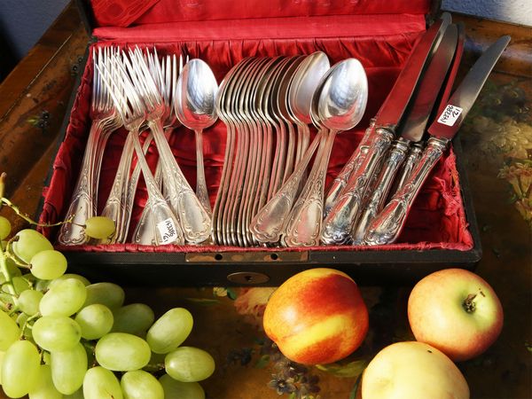 Servizio di posate in metallo argentato  - Asta Arredi e dipinti da un antico palazzo marchigiano - Associazione Nazionale - Case d'Asta italiane