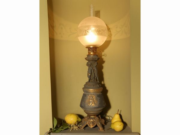 Coppia di grandi lumi a olio in metallo dorato  - Asta Arredi e dipinti da un antico palazzo marchigiano - Associazione Nazionale - Case d'Asta italiane