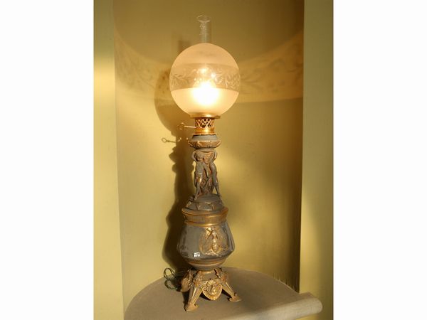 Coppia di grandi lumi a olio in metallo dorato  - Asta Arredi e dipinti da un antico palazzo marchigiano - Associazione Nazionale - Case d'Asta italiane