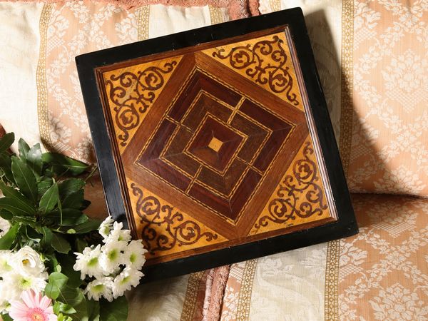 Scatola da gioco intarsiata in varie essenze  - Asta Arredi e dipinti da un antico palazzo marchigiano - Associazione Nazionale - Case d'Asta italiane