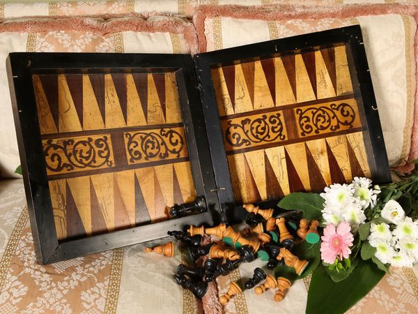 Scatola da gioco intarsiata in varie essenze  - Asta Arredi e dipinti da un antico palazzo marchigiano - Associazione Nazionale - Case d'Asta italiane