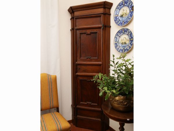 Coppia di angoliere in noce  - Asta Arredi e dipinti da un antico palazzo marchigiano - Associazione Nazionale - Case d'Asta italiane