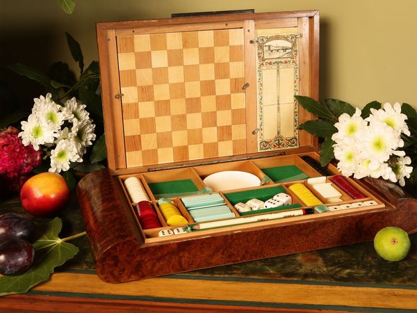 Scatola da gioco impiallacciata in radica di tuia  - Asta Arredi e dipinti da un antico palazzo marchigiano - Associazione Nazionale - Case d'Asta italiane