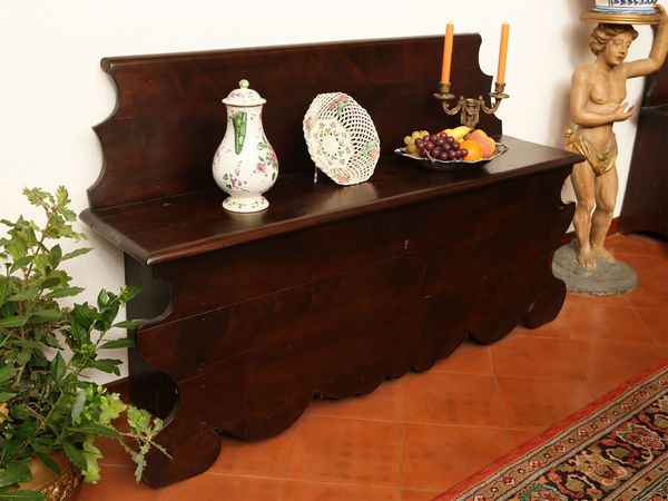 Piccola panca da ingresso in noce ed altre essenze  - Asta Arredi e dipinti da un antico palazzo marchigiano - Associazione Nazionale - Case d'Asta italiane