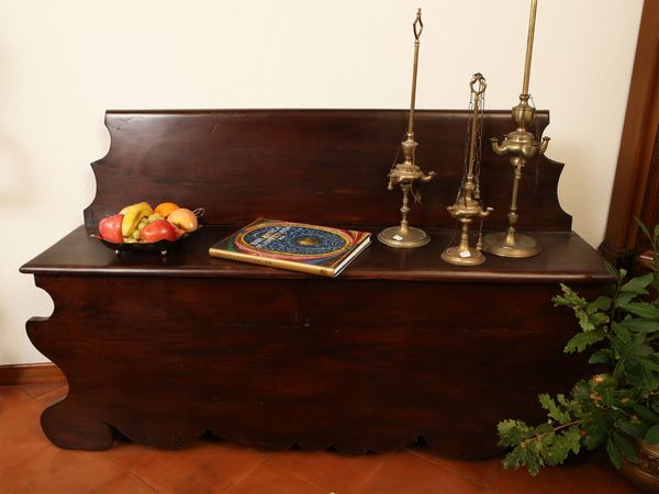 Piccola panca da ingresso in noce ed altre essenze  - Asta Arredi e dipinti da un antico palazzo marchigiano - Associazione Nazionale - Case d'Asta italiane