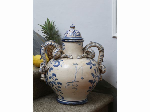 Grande vaso in terracotta smaltata  - Asta Arredi e dipinti da un antico palazzo marchigiano - Associazione Nazionale - Case d'Asta italiane