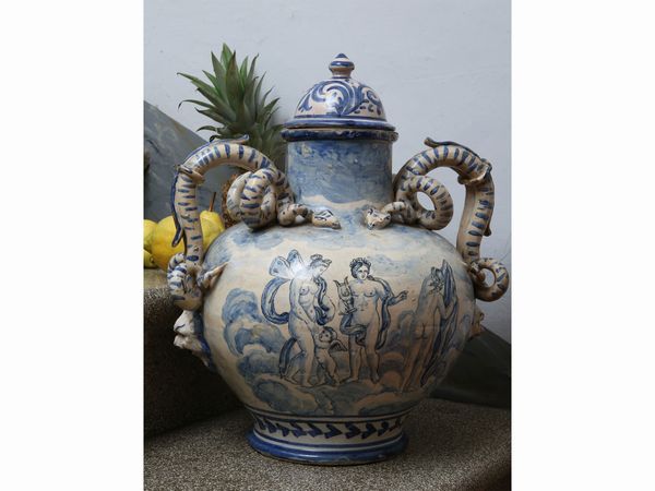 Grande vaso in terracotta smaltata  - Asta Arredi e dipinti da un antico palazzo marchigiano - Associazione Nazionale - Case d'Asta italiane