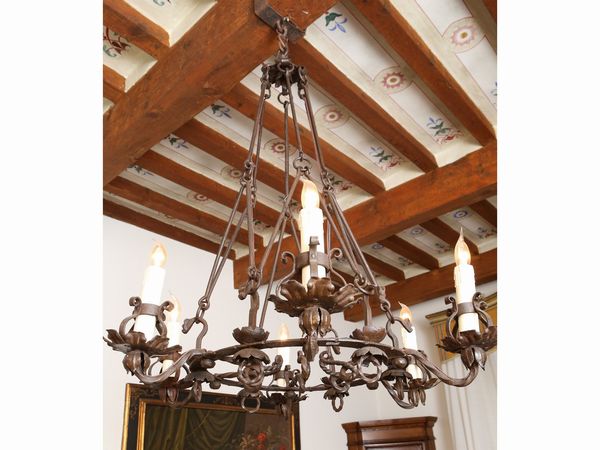 Lampadario a corona in ferro battuto  - Asta Arredi e dipinti da un antico palazzo marchigiano - Associazione Nazionale - Case d'Asta italiane