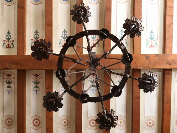 Lampadario a corona in ferro battuto  - Asta Arredi e dipinti da un antico palazzo marchigiano - Associazione Nazionale - Case d'Asta italiane