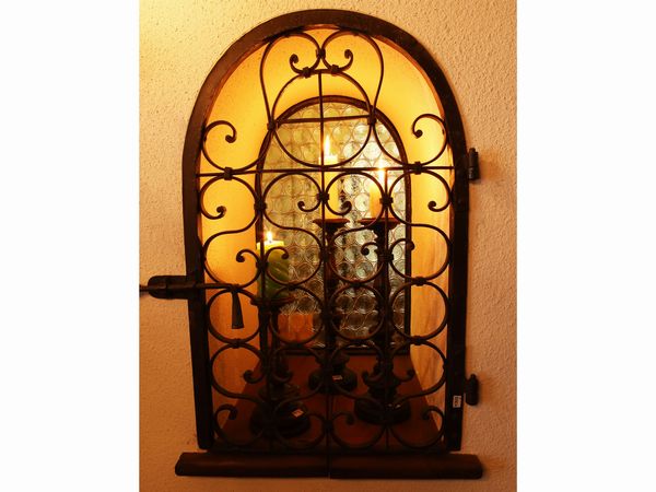 Piccolo sportello centinato in ferro battuto  - Asta Arredi e dipinti da un antico palazzo marchigiano - Associazione Nazionale - Case d'Asta italiane