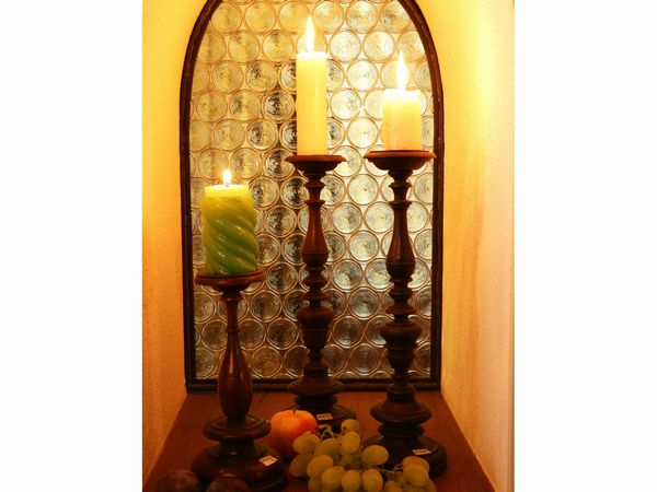 Coppia di torciere in noce  - Asta Arredi e dipinti da un antico palazzo marchigiano - Associazione Nazionale - Case d'Asta italiane