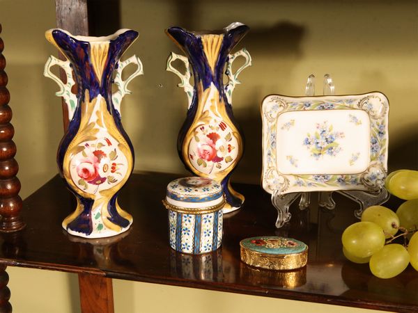 Lotto di curiosit� in porcellana  - Asta Arredi e dipinti da un antico palazzo marchigiano - Associazione Nazionale - Case d'Asta italiane