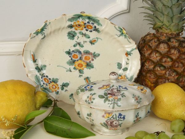 Zuccheriera e vassoietto in maiolica  - Asta Arredi e dipinti da un antico palazzo marchigiano - Associazione Nazionale - Case d'Asta italiane