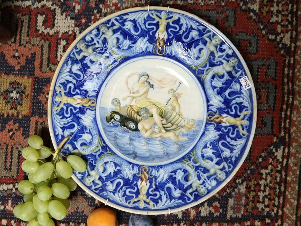 Coppia di piatti da parata in maiolica  - Asta Arredi e dipinti da un antico palazzo marchigiano - Associazione Nazionale - Case d'Asta italiane